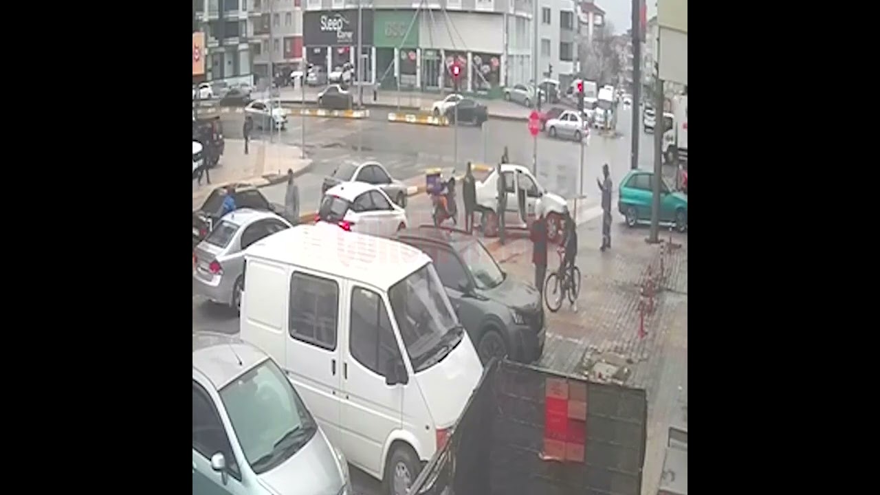 Çorum'da trafikte tekme tokat kavga kamerada! Yumruklar havada uçuştu