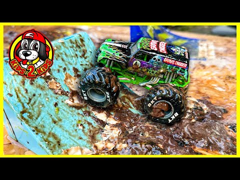 SUPER MESSY MONSTER TRUCK DIY ARENA! (Monster Jam Freestyle Show)