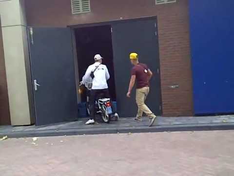 d.sel rijdt de chinees binnen