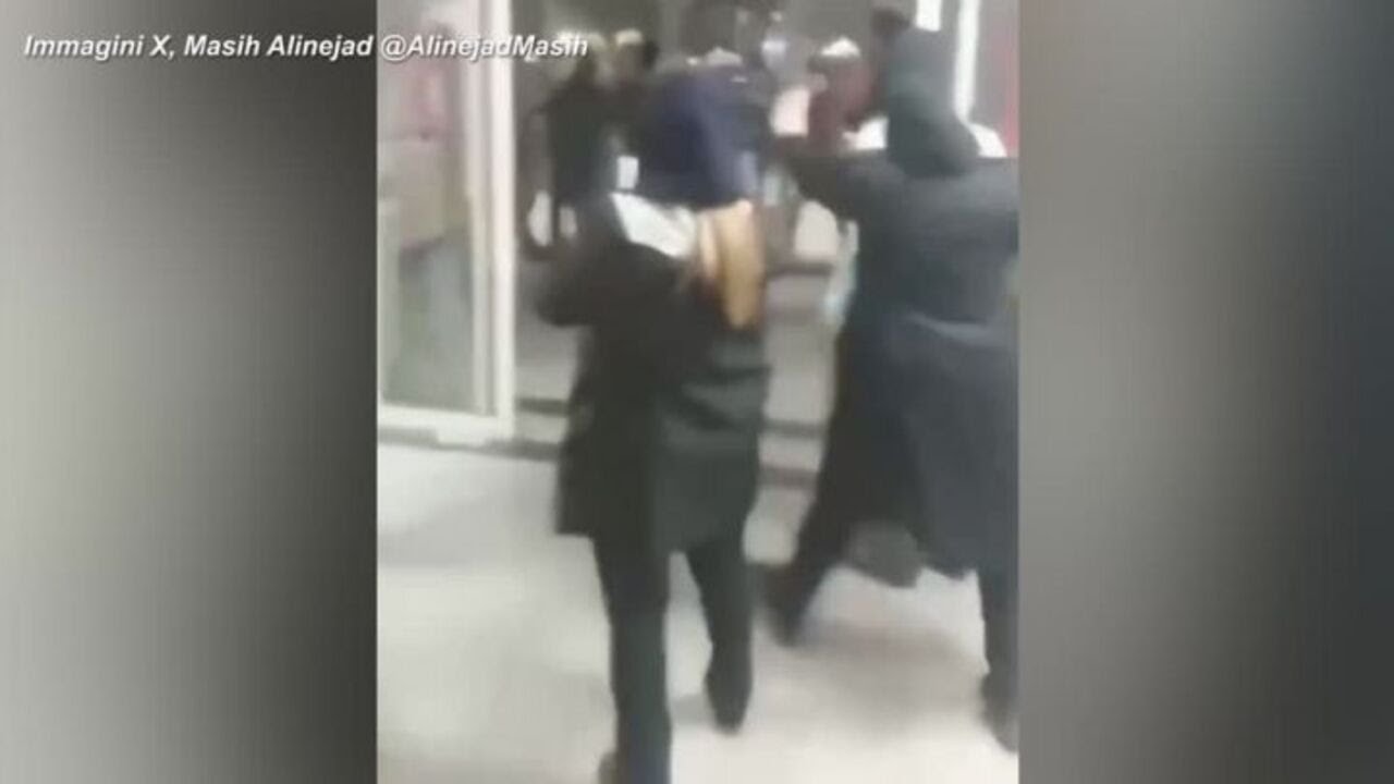 In Iran spari sui manifestanti nell'ospedale di Ilam. Il governo di Teheran costretto ad aprire un'i