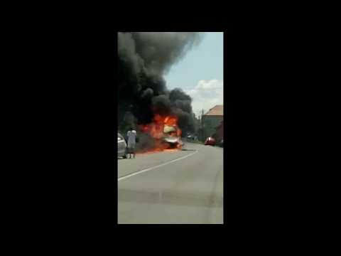 Microbuz mistuit într-un incendiu pe DN 76, la Răbăgani