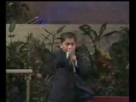 Niño predicador cantando 