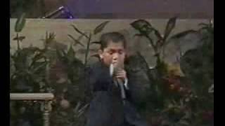 Niño predicador cantando 
