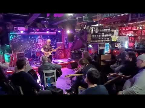 Marek Raduli podczas warsztatów gitarowych w Białymstoku