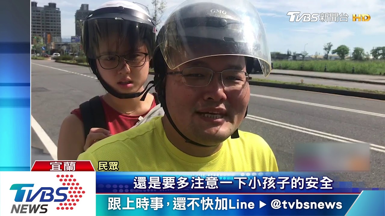 扯!機車後座女子單手拎孩童 雙腳懸空