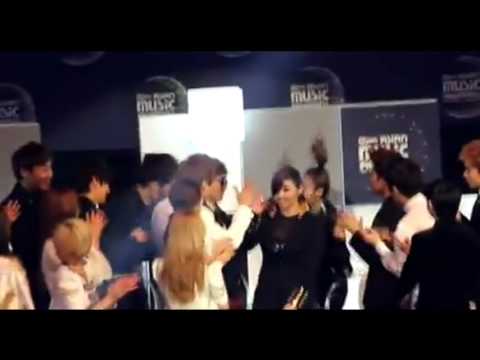 111129 LEETEUK HIGH FIVING 2NE1!