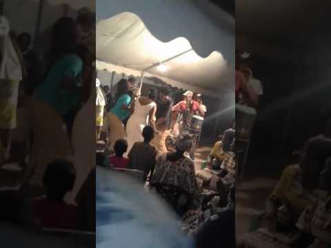 akina bonne et heureuse