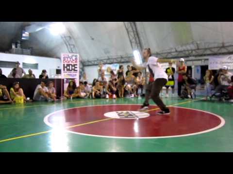 HDE 2012 Battle Housedance Top8 - Dennis (Moyotribe) vs P-Jay