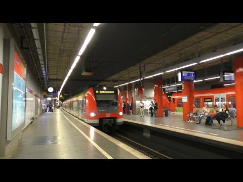 München Hbf (tief) mit der S-Bahn München (Azubiyo Werbezug und weitere Werbezüge)