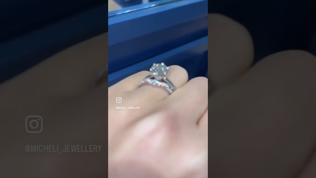 Pairing our 1.83ct round diamond solitaire, with a delicate contour wedding band✨💎