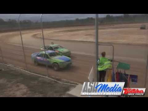 Modified Sedans: Manly and Vella Battle - Mareeba Speedway