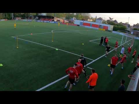 Fussballtraining: Schnelligkeitstraining - Fußarbeit mit schnellen Richtungswechsel und einen Pass