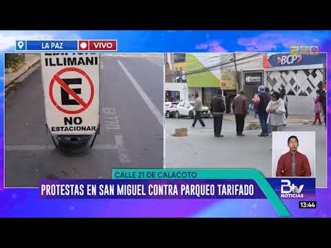Vecinos bloquean la calle 21 de Calacoto en rechazo a parqueos tarifados de la Alcaldía paceña