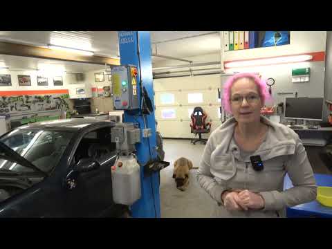 The Mercedes SLK R170 belonging to the Kiezpirate (a local character) is here for repair. Engine ...