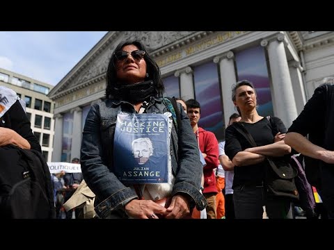 شاهد مظاهرة احتجاجية لمنع تسليم أسانج للولايات المتحدة