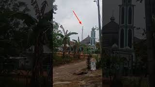 Download lagu Detik detik tower tersambar petir, Mengerikan sekali. mp3