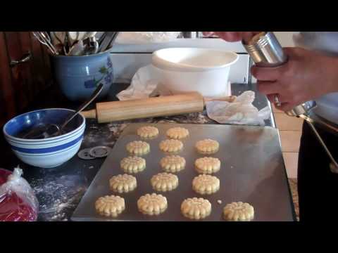 How to use the cookie press