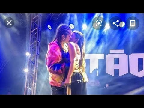 Anitta beija vitão em show😲