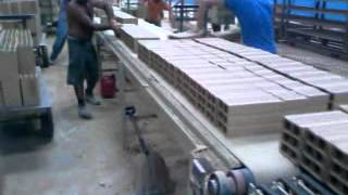 preview picture of video 'processo de fabricaçao de tijolo ceramica safira cesario lange sp'