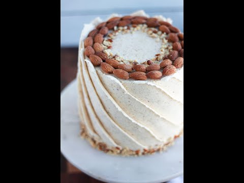 Baking with Blondie - How to frost a cake with the Wilton 127 D Piping Tip