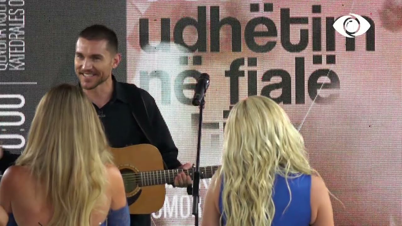 Shpat Deda surprizon banorët, i përshëndet me një performancë emocionuese
