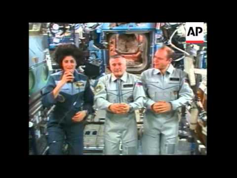 Queen visits NASA centre, listens to ISS astronauts on videolink