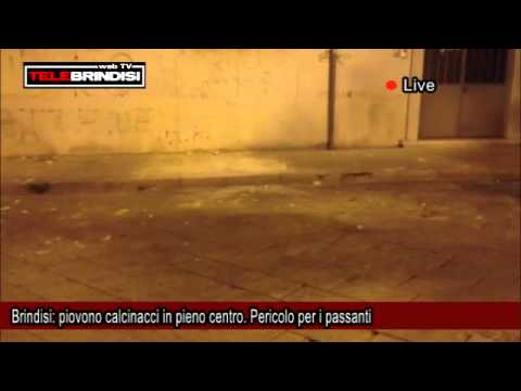 Brindisi, piovono calcinacci in pieno centro  Pericolo per i passanti