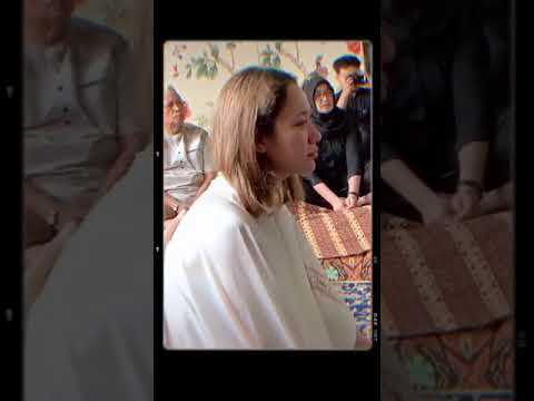 Tangis Bcl pecah saat jenazah Ashraf sang suami sampai di rumah
