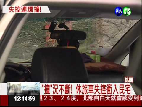 來不及閃機車! 休旅車撞上民宅