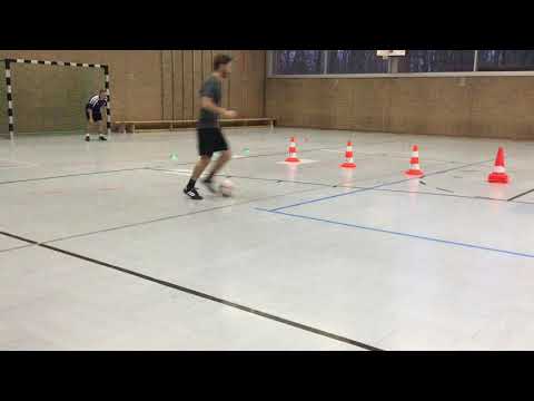 Dribbling und Torschuss