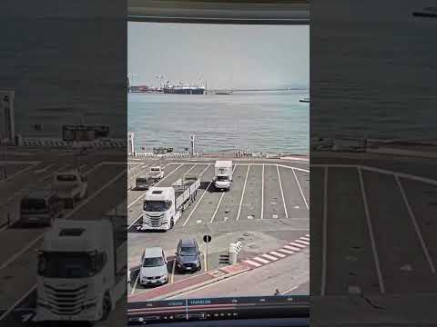 Porto di Piombino, camion va indietro e resta in bilico