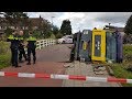 Betonmixer zakt door fietsbrug en belandt in de sloot