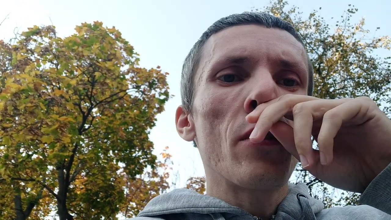Услышал грустную песню и заплакал