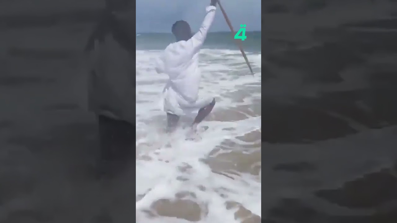 فيديو | شخص أفريقي يدعي النبوة ويحاول شق البحر على طريقة النبي موسى لكنه كاد أن يغرق أمام اتباعه!