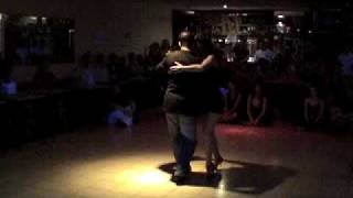 Tate Di Chiazza y Elina Ruiza bailan La Vuelta de Rocha