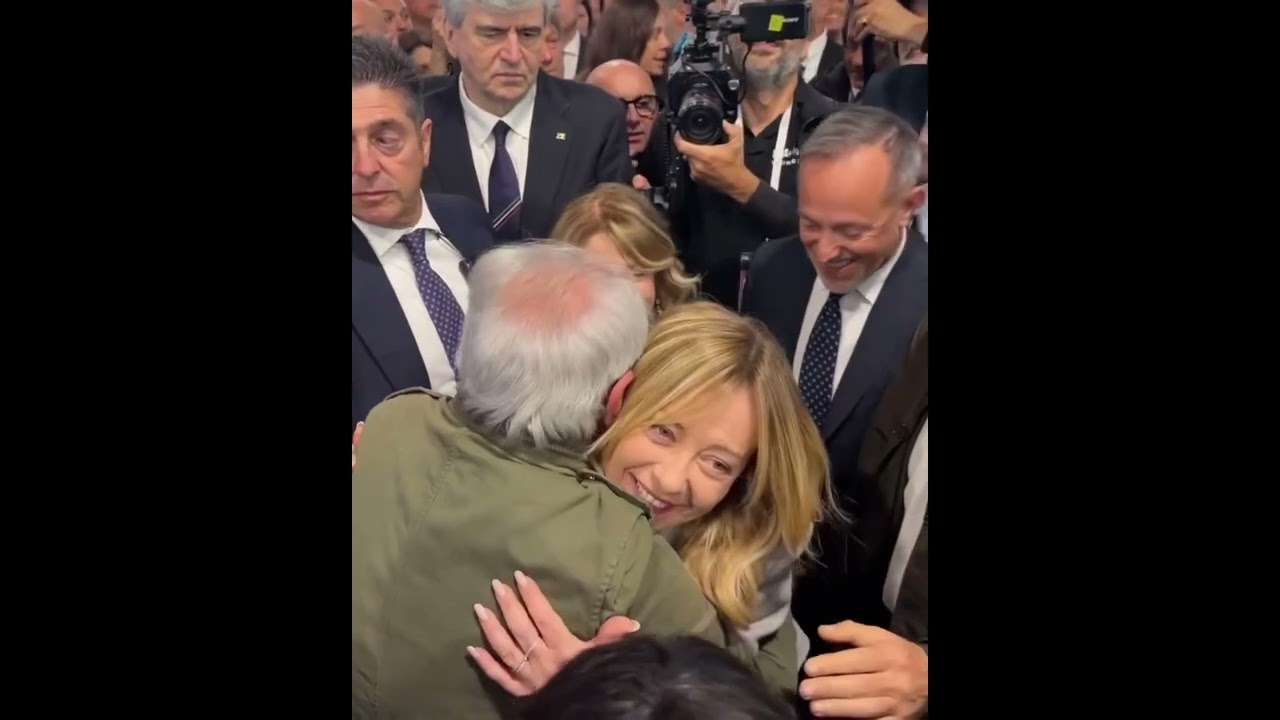 GIORGIA MELONI ARRIVA AL VINATALY: SELFIE E ABBRACCI CON LA GENTE