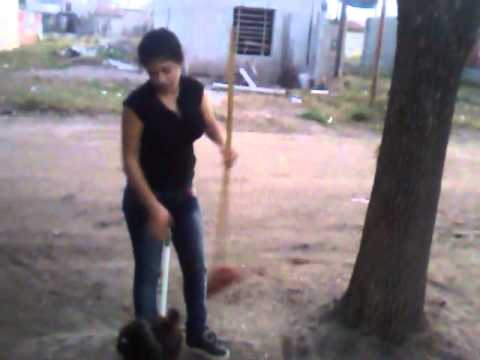 La nare barriendo en su casa jaja