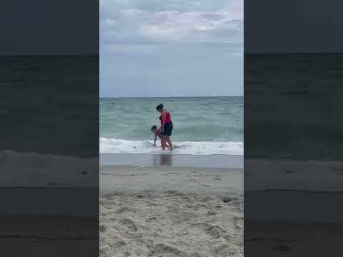 Hailey en la playa 3