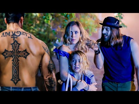 Cuatro MATONES la golpearon y el policía toma la venganza más cruel