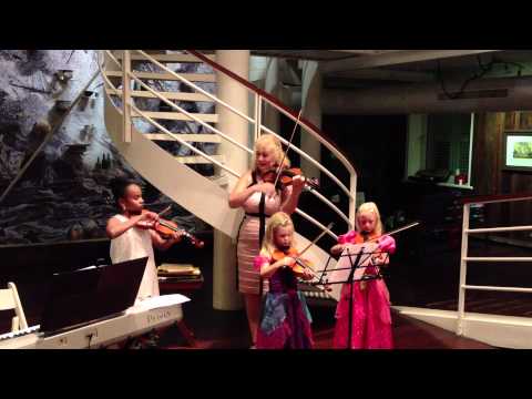 Viool optreden Maritime museum Curacao door Mila en Elfi