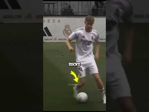 Why does Dean Huijsen wear his socks so low? 🧦👀