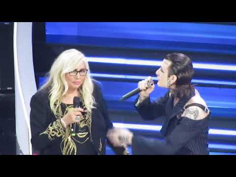 Il bacio tra Rosa Chemical e Mara Venier Domenica in Festival Sanremo