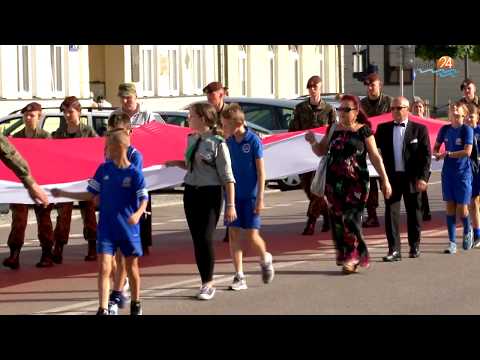 100. Rocznica Wyzwolenia Suwałk. Marszałek spogląda z muralu 100. Rocznica Wyzwolenia Suwałk. Marszałek spogląda z muralu