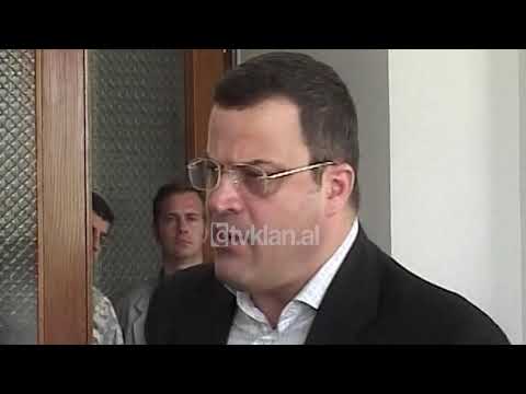 Incidenti ne Asamblene e PAD, dhunohet Ridvan Peshkepia - (18 Maj 2002)