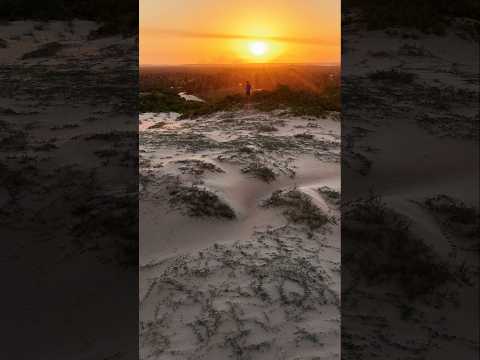 Onde o céu beija a areia e o tempo resolve parar. 🌅✨