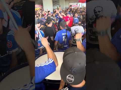 "Somos los hinchas más anarquistas, los más borrachos, los más antifascistas #futbol #udechile" Barra: Los de Abajo &bull; Club: Universidad de Chile - La U
