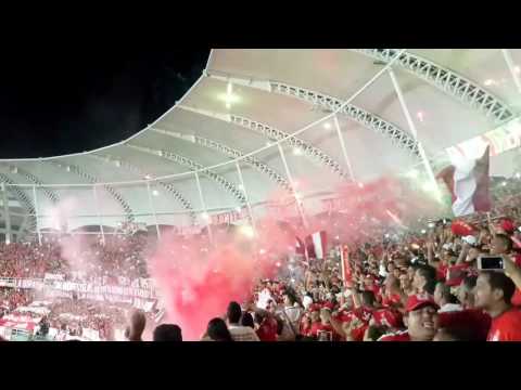 "LA HINCHADA DE LOS CANTOS...." Barra: Baron Rojo Sur • Club: América de Cáli