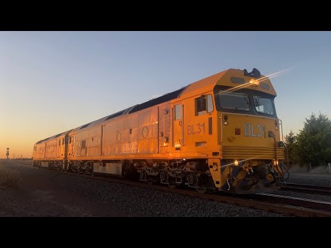 Up D778V Pacific National light locos BL31 G527 departing Gheringhap loop at sunset 5/12/2024