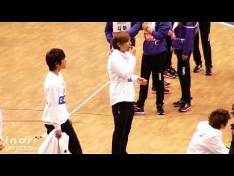 120108 mbc idol athletics championships - sunggyu sharing an orange with hoya