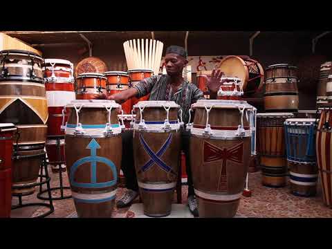 Mestre Caçapava toca atabacongas do Instituto Tambor